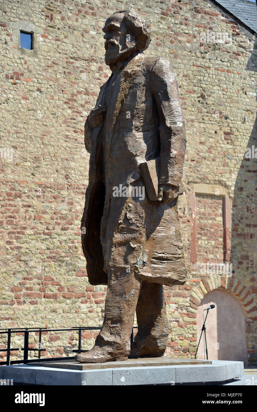 05 May 2018, Germany, Trier: The imposing Karl Marx Statue in Trier is revealed in a ceremony. The statue weighs 2.3 tons and is 4.4 metres high. The bronze statue created by the Chinese artist Wu Weishan is a present of the People's Republic of China to the city of Trier for the 200th birthday of the city's son Karl Marx. Photo: Harald Tittel/dpa Stock Photo