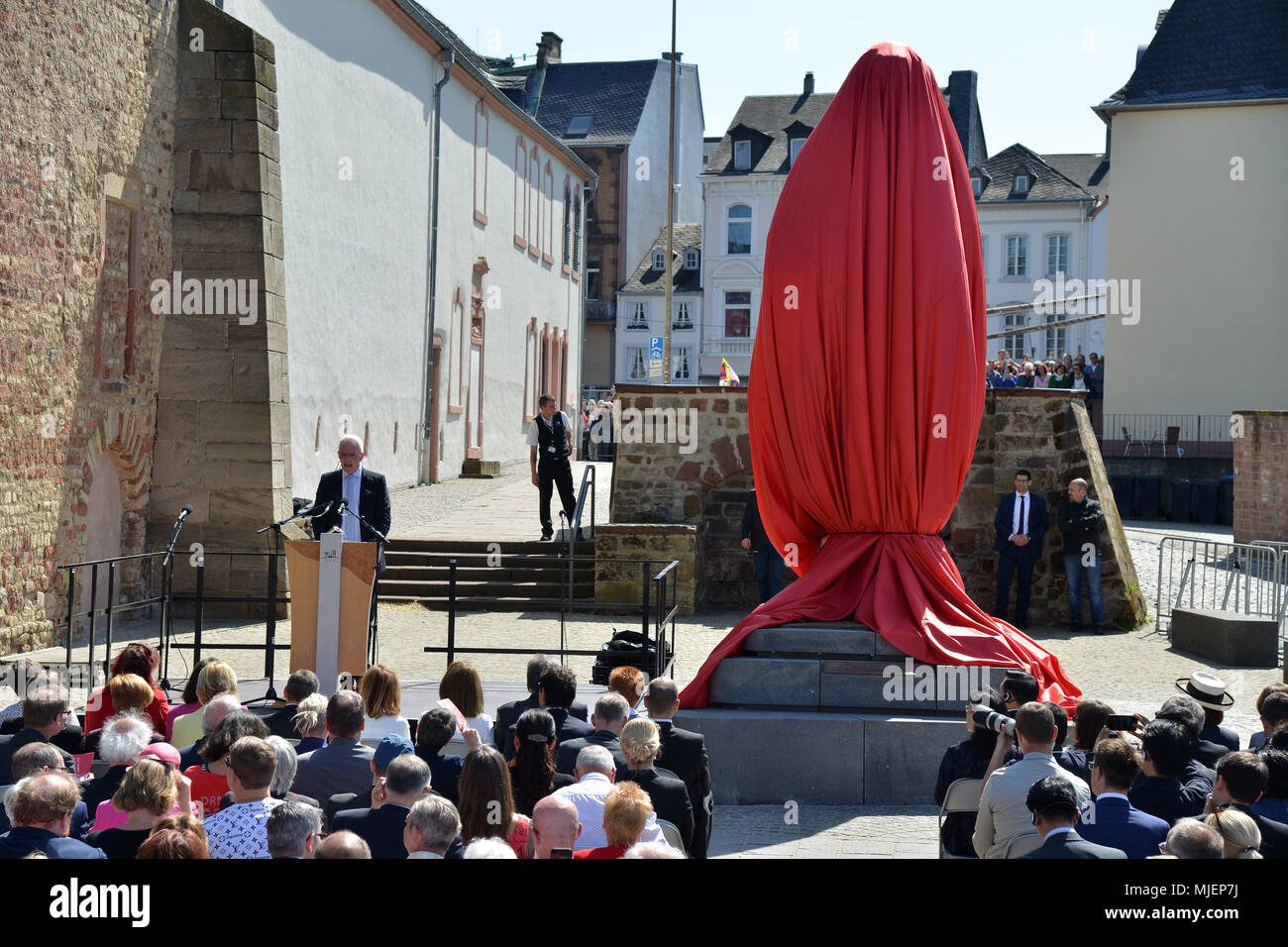 05 May 2018, Germany, Trier: The Karl Marx Statue in Trier is revealed in a ceremony. The statue weighs 2.3 tons and is 4.4 metres high. The bronze statue created by the Chinese artist Wu Weishan is a present of the People's Republic of China to the city of Trier for the 200th birthday of the city's son Karl Marx. Photo: Harald Tittel/dpa Stock Photo