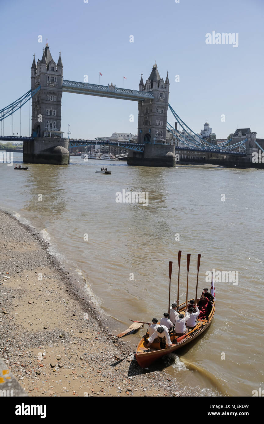 London, UK. 5th May, 2018. In a dramatic recreation of her final journey, Anne Boleyn arrives at the Tower of London by boat and is escorted on foot inside the Tower by Yeoman Warders (Beefeaters) and ceremonial drummers.  Sailing in from Greenwich, this river-bound public spectacle launches 'The Last Days of Anne Boleyn' a new play to run throughout the summer season at the Tower. Credit: amanda rose/Alamy Live News Stock Photo