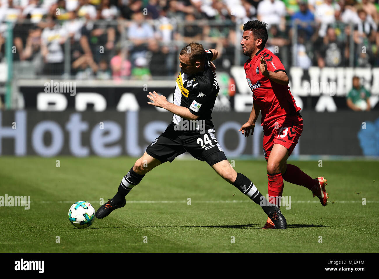 05 May 2018, Germany, Moenchengladbach, Soccer, Bundesliga, Borussia Moenchengladbach vs SC Freiburg, 33 day of play at Borussia Park: Moenchengladbach's Tony Jantschke (L) and Freiburg's Marco Terrazzino. Photo: Federico Gambarini/dpa - IMPORTANT NOTICE: Due to the German Football League·s (DFL) accreditation regulations, publication and redistribution online and in online media is limited during the match to fifteen images per match Stock Photo