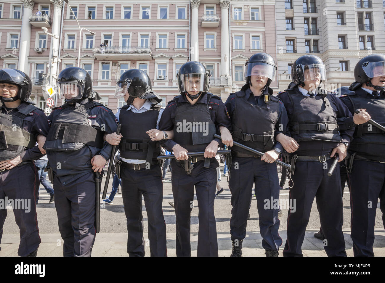 Полицейские применили силу. Милиционер с дубинкой. Стадии применения силы сша. Полицейский в америке. Полиция детройта.