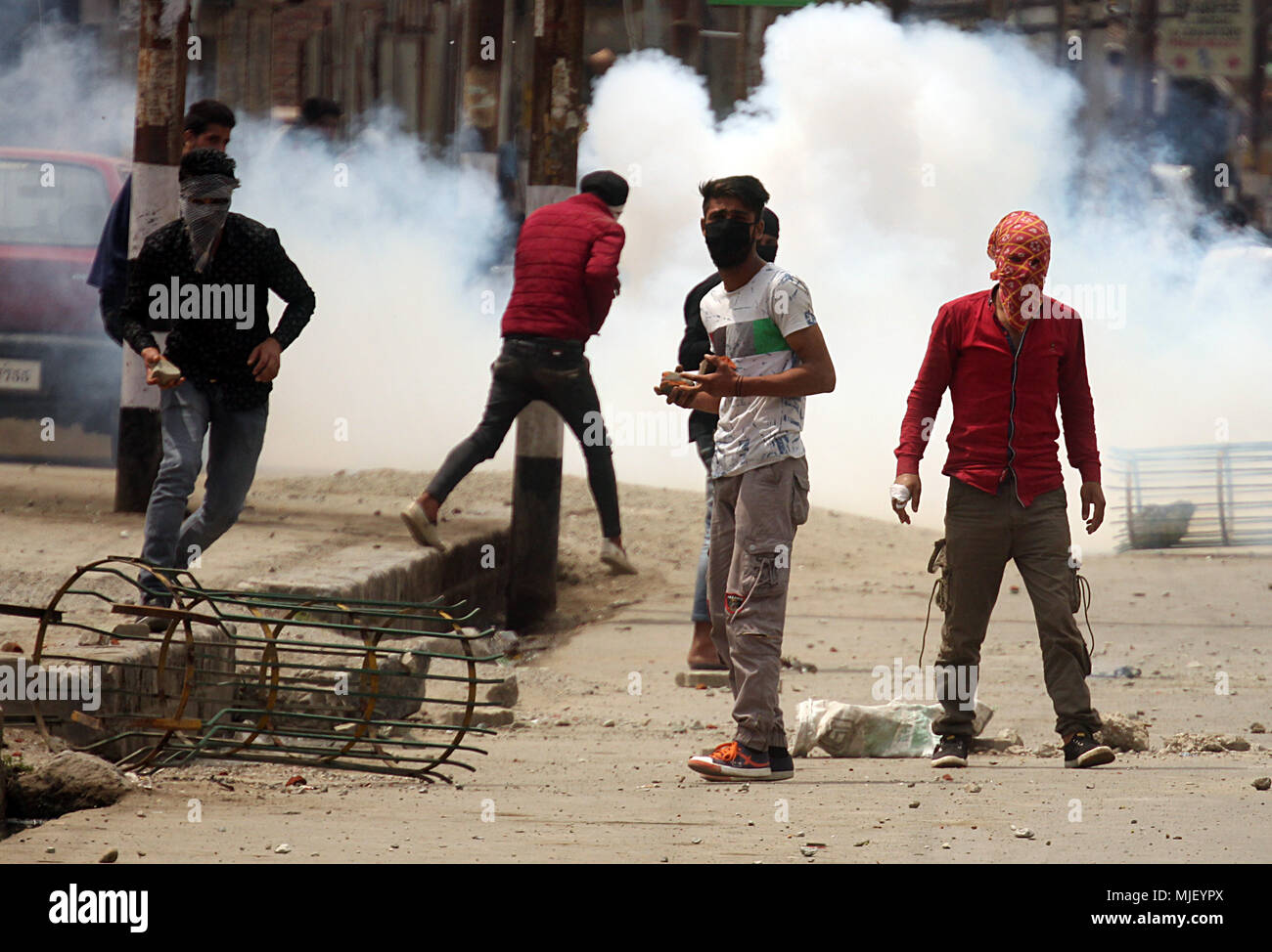 Srinagar, Jammu and Kashmir, India. 5th May, 2018. Protesters clash with Indian police in Srinagar the summer of Indian controlled Kashmir on May 05, 2018. Four people including a protester and three rebels were killed during a gun-battle between rebels and Indian forces in Chattabal area of Srinagar. Massive clashes erupt across Srinagar after the news about the trapping of rebels and killing of protester spread across the city. Police fired teargas canisters, pellets, stun grenades and rubber coated bullets to disperse the angry crowd. Credit: Faisal Khan/ZUMA Wire/Alamy Live News Stock Photo