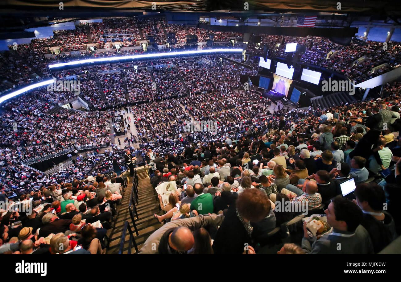 Omaha, USA. 5th May, 2018. Participants wait for the start of the Berkshire Hathaway's annual
