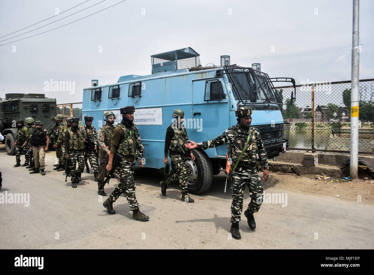 Kashmir, India, 5 May 2018.  Indian paramilitary troppers arrive near the encounter site in Srinagar, Indian administered Kashmir. Three suspected militants and one civilian have been killed while three Indian paramilitary men sustained injuries in a gun battle in Srinagar, the summer capital of Indian administered Kashmir. The encounter started after government forces cordoned off a Chattabal area following the presence of militants in the area, officials said.  the militants were believed to be trapped. Credit: ZUMA Press, Inc./Alamy Live News Stock Photo