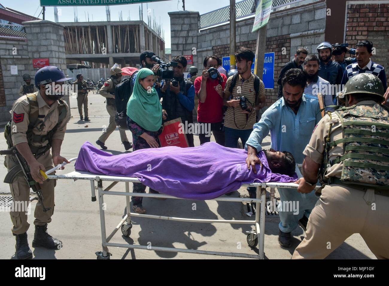 Kashmir, India, 5 May 2018.  (EDITORS NOTE: Image depicts death.) Indian government forces seize the body of a civilian who was run over and killed by a security force vehicle near the encounter site in Srinagar, Indian administered Kashmir. Three suspected militants and one civilian have been killed while three Indian paramilitary men sustained injuries in a gun battle in Srinagar, the summer capital of Indian administered Kashmir. The encounter started after government forces cordoned off a Chattabal area following the presence of militants in the area, officials said. More than 2 Credit: ZU Stock Photo