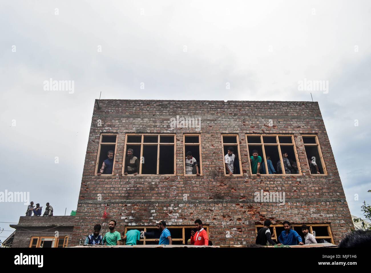 Kashmir, India, 5 May 2018.  Kashmiri residents can be seen inside the damaged hous militants were trapped during an encounter in Srinagar, Indian administered Kashmir. Three suspected militants and one civilian have been killed while three Indian paramilitary men sustained injuries in a gun battle in Srinagar, the summer capital of Indian administered Kashmir. The encounter started after government forces cordoned off a Chattabal area following the presence of militants in the area, officials said.  the militants were bel Credit: ZUMA Press, Inc./Alamy Live News Stock Photo