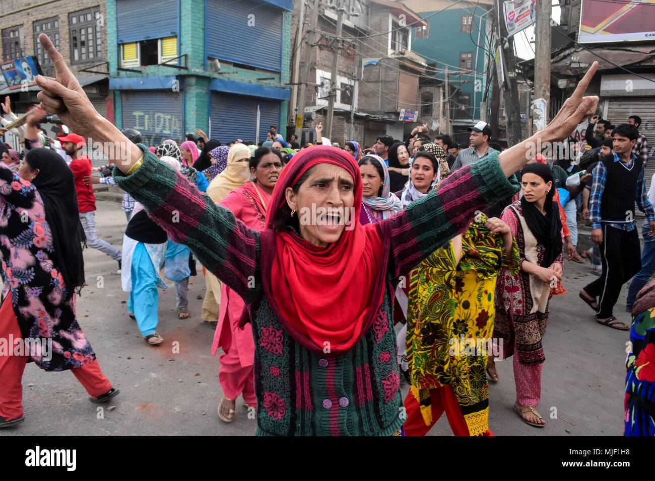 Kashmir, India, 5 May 2018.  A Kashmiri woman shouts pro- freedom slogans during a funeral procession of a civilian killed near the encounter site in Srinagar, Indian administered Kashmir. Three suspected militants and one civilian have been killed while three Indian paramilitary men sustained injuries in a gun battle in Srinagar, the summer capital of Indian administered Kashmir. The encounter started after government forces cordoned off a Chattabal area following the presence of militants in the area, officials said.  the milit Credit: ZUMA Press, Inc./Alamy Live News Stock Photo