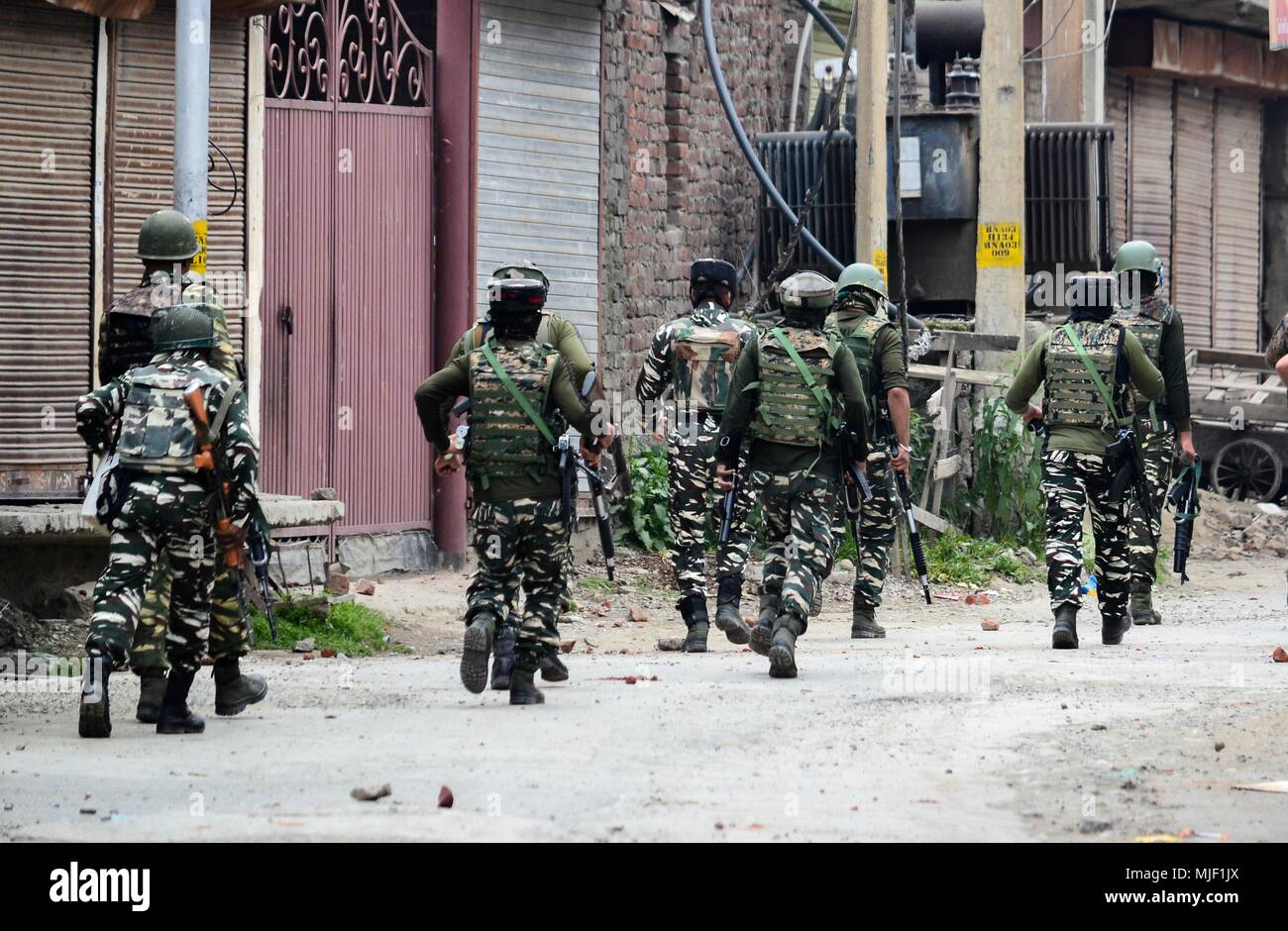 Kashmir, India, 5 May 2018.  Indian paramilitary troppers run towards the encounter site in Srinagar, Indian administered Kashmir. Three suspected militants and one civilian have been killed while three Indian paramilitary men sustained injuries in a gun battle in Srinagar, the summer capital of Indian administered Kashmir. The encounter started after government forces cordoned off a Chattabal area following the presence of militants in the area, officials said.  the militants were believed to be trapped. Credit: ZUMA Press, Inc./Alamy Live News Stock Photo