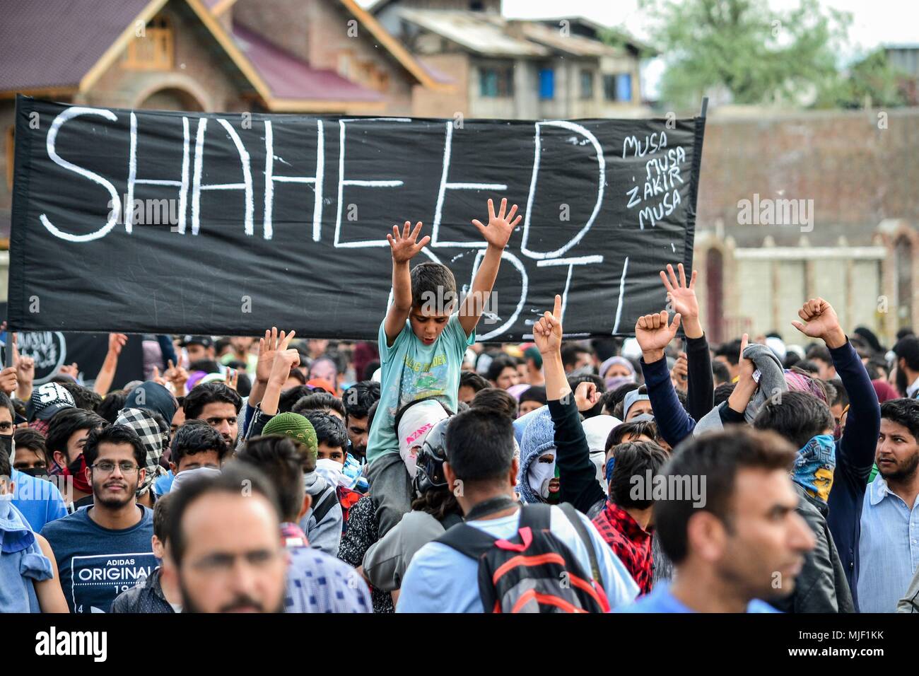 Kashmir, India, 5 May 2018.  A young Kashmiri protester shouts pro- freedom slogans during a funeral procession of a civilian killed near the encounter site in Srinagar, Indian administered Kashmir. Three suspected militants and one civilian have been killed while three Indian paramilitary men sustained injuries in a gun battle in Srinagar, the summer capital of Indian administered Kashmir. The encounter started after government forces cordoned off a Chattabal area following the presence of militants in the area, officials said. Credit: ZUMA Press, Inc./Alamy Live News Stock Photo
