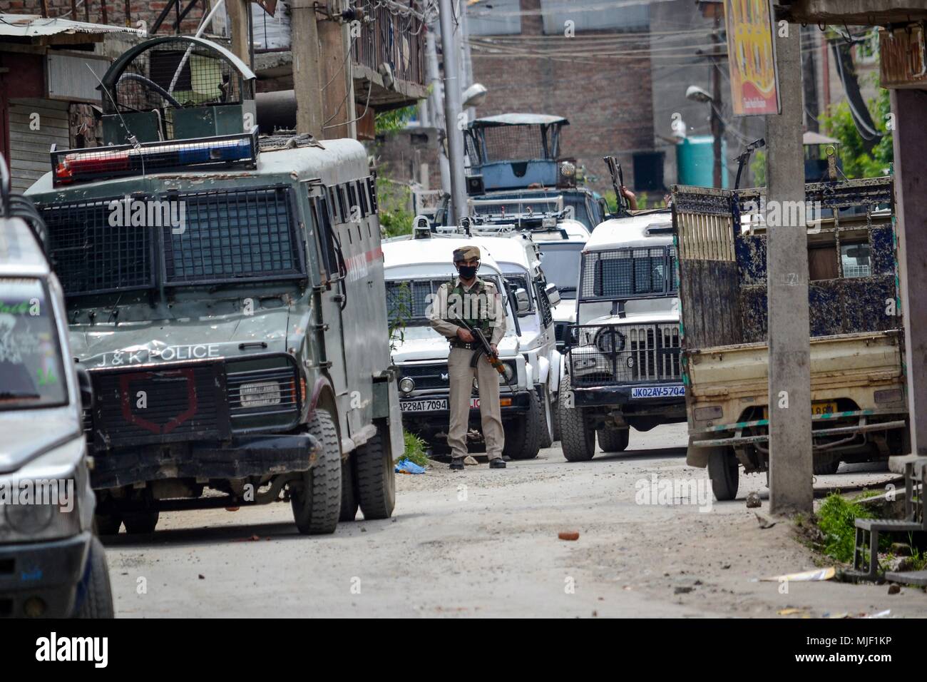 Kashmir, India, 5 May 2018.  An Indian policeman takes position near the encounter site in Srinagar, Indian administered Kashmir. Three suspected militants and one civilian have been killed while three Indian paramilitary men sustained injuries in a gun battle in Srinagar, the summer capital of Indian administered Kashmir. The encounter started after government forces cordoned off a Chattabal area following the presence of militants in the area, officials said.  the militants were believed to be trapped. Credit: ZUMA Press, Inc./Alamy Live News Stock Photo