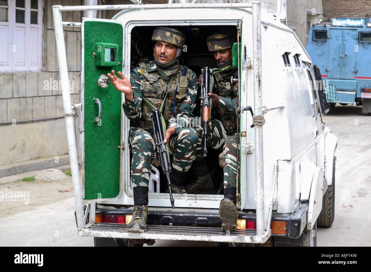 Kashmir, India, 5 May 2018.  Indian paramilitary troppers arrive near the encounter site in Srinagar, Indian administered Kashmir. Three suspected militants and one civilian have been killed while three Indian paramilitary men sustained injuries in a gun battle in Srinagar, the summer capital of Indian administered Kashmir. The encounter started after government forces cordoned off a Chattabal area following the presence of militants in the area, officials said.  the militants were believed to be trapped. Credit: ZUMA Press, Inc./Alamy Live News Stock Photo