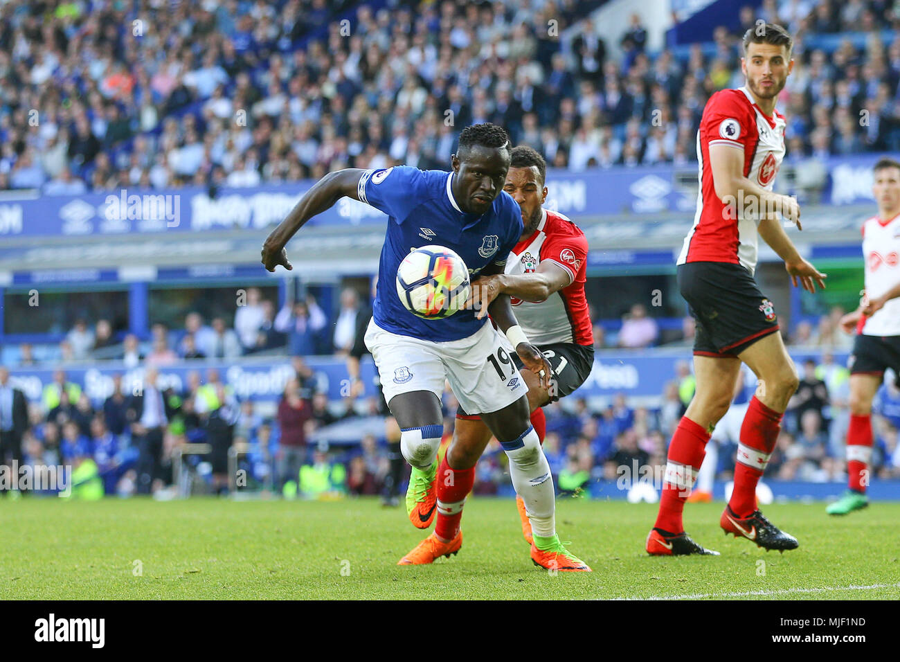 Liverpool, UK. 5th May, 2018. Oumar Niasse of Everton looks to get away from his marker Ryan Bertrand of Southampton. Premier League match, Everton v Southampton at Goodison Park in Liverpool on Saturday 5th May 2018.  this image may only be used for Editorial purposes. Editorial use only, license required for commercial use. No use in betting, games or a single club/league/player publications. pic by Chris Stading/Andrew Orchard sports photography/Alamy Live news Stock Photo