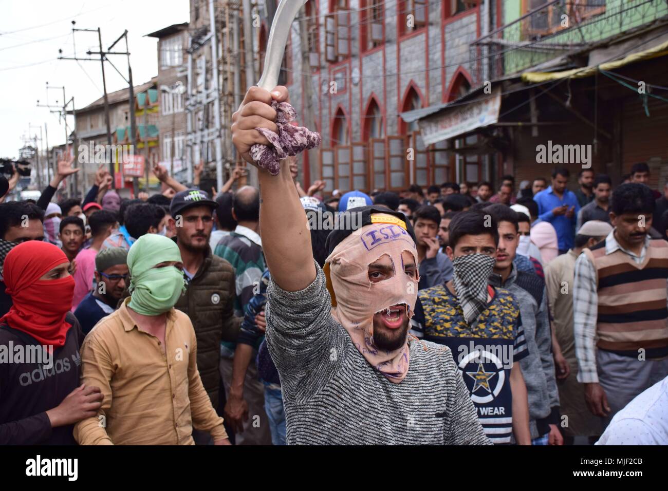 Srinagar, Jammu & Kashmir, India, May 5, 2018.  People shouting anti indian slogans during multiple funerals held in Indian Kashmir. Multiple Funeral processions held in srinagar summer capital of Indian Kashmir on Saturday of Fayaz Ahmed Hamal a LeT (Lashkar-e-Taiba) Militant and a Civilian Adil Ahmed Yatoo who were killed by armoured vehicle on Saturday during clashes near Encounter site. in an encounter between Indian forces and mi Credit: ZUMA Press, Inc./Alamy Live News Stock Photo