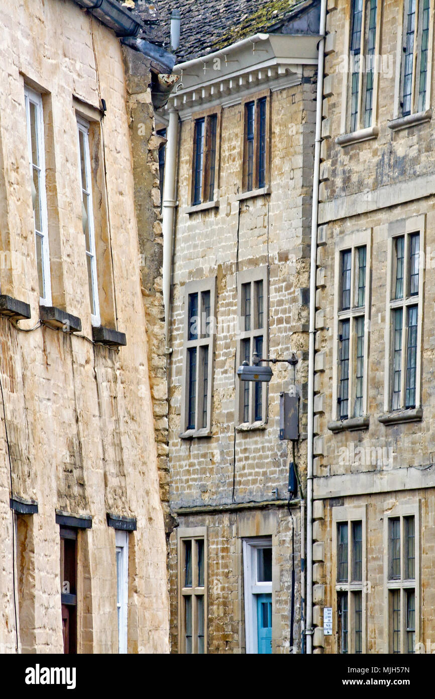 Charismatic local housing built from Cotswold limestone in Cirencester’s Coxwell Street Stock Photo