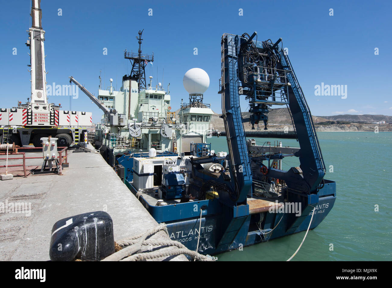 konsol tab Loaded 171204-N-HS500-003 COMODORO RIVADAVIA, Argentina (Dec. 4, 2017). The R/V  Atlantis, a U.S. Navy owned research vessel, is loaded with the  cable-controlled Undersea Recovery Vehicle (CURV-21) in Comodoro Rivadavia  Dec. 4, 2017. The