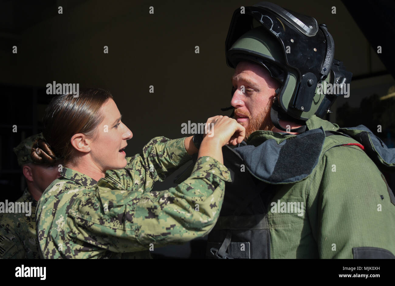 171205NZZ513354 SAN DIEGO (Dec. 4, 2017) Explosive Ordnance Disposal