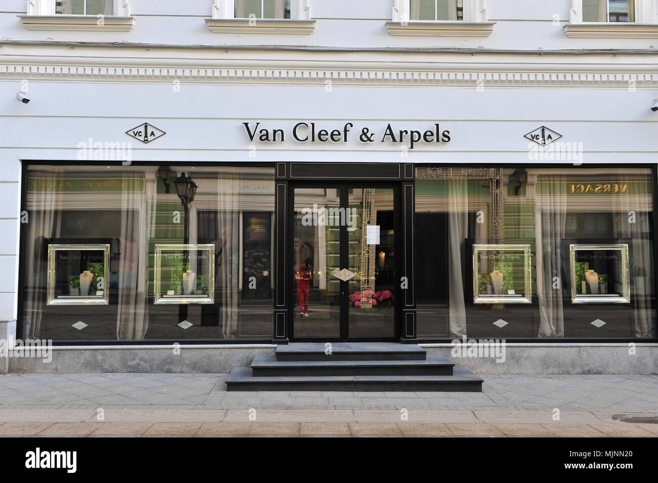 A logo sign outside of a Van Cleef & Arpels retail store in Munich,  Germany, on September 2, 2018 Stock Photo - Alamy