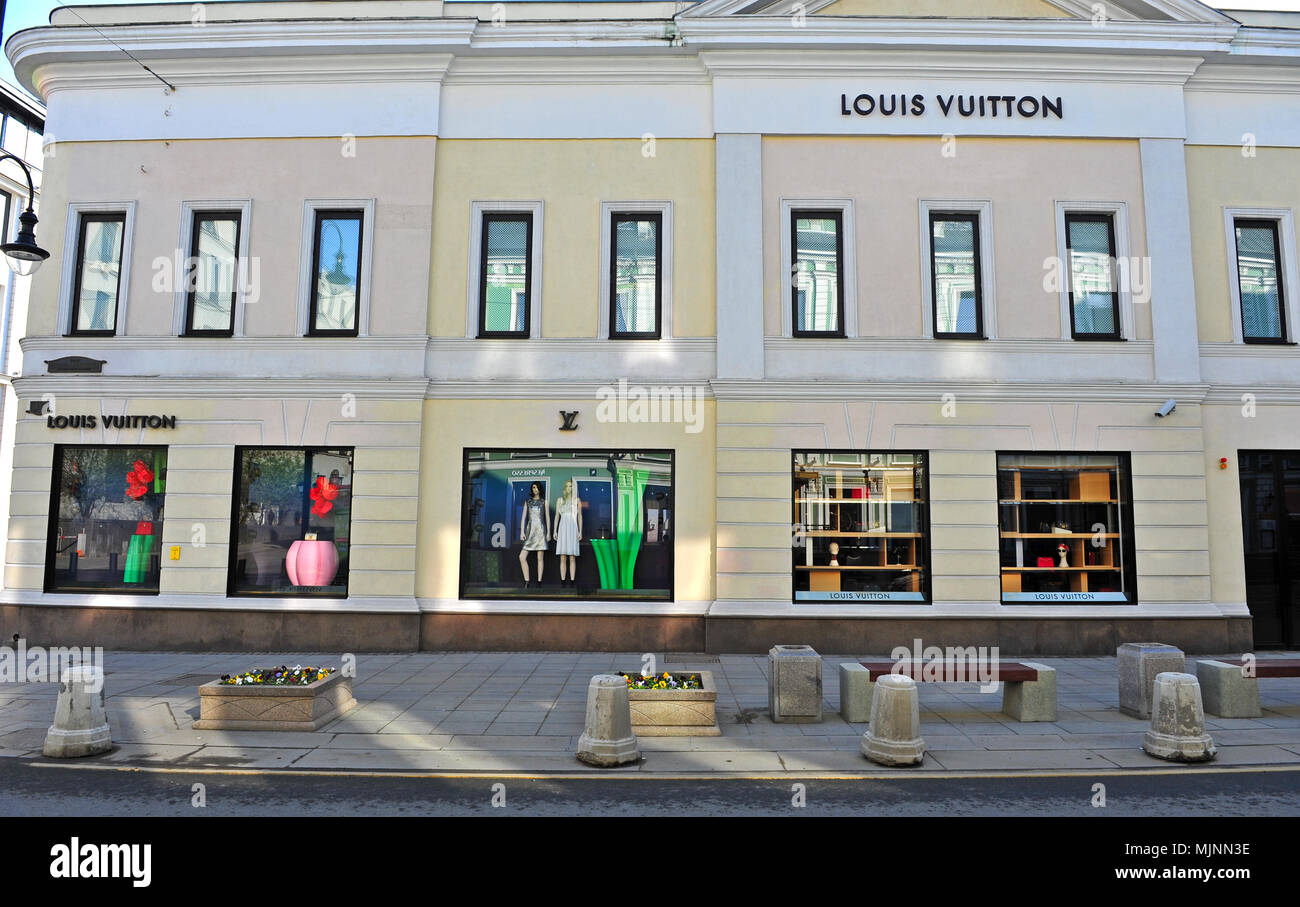 Louis Vuitton flagship store in the street retail – Stock