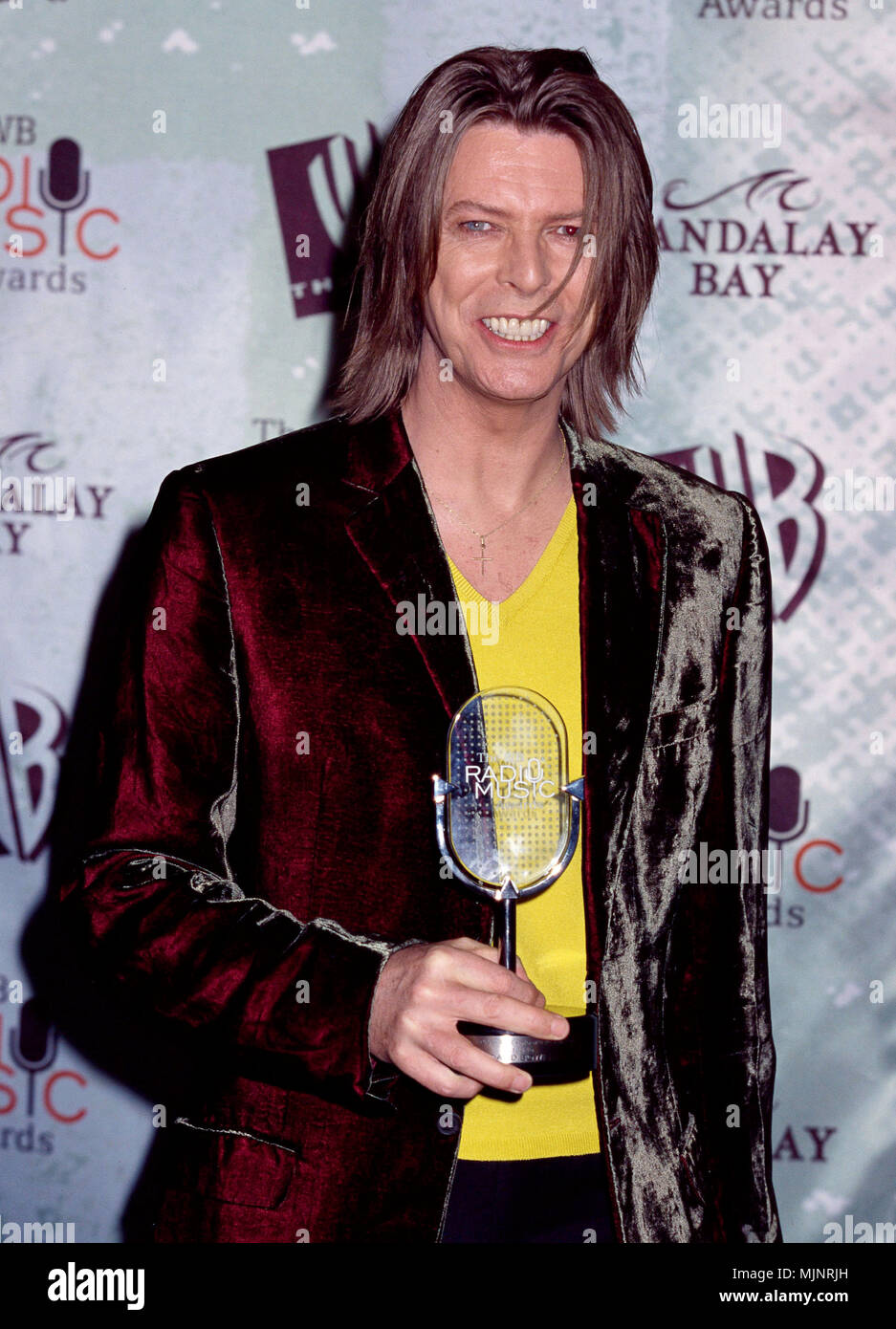 1999 Usa David Bowie Posing With His Trophy At The 1999 Wb