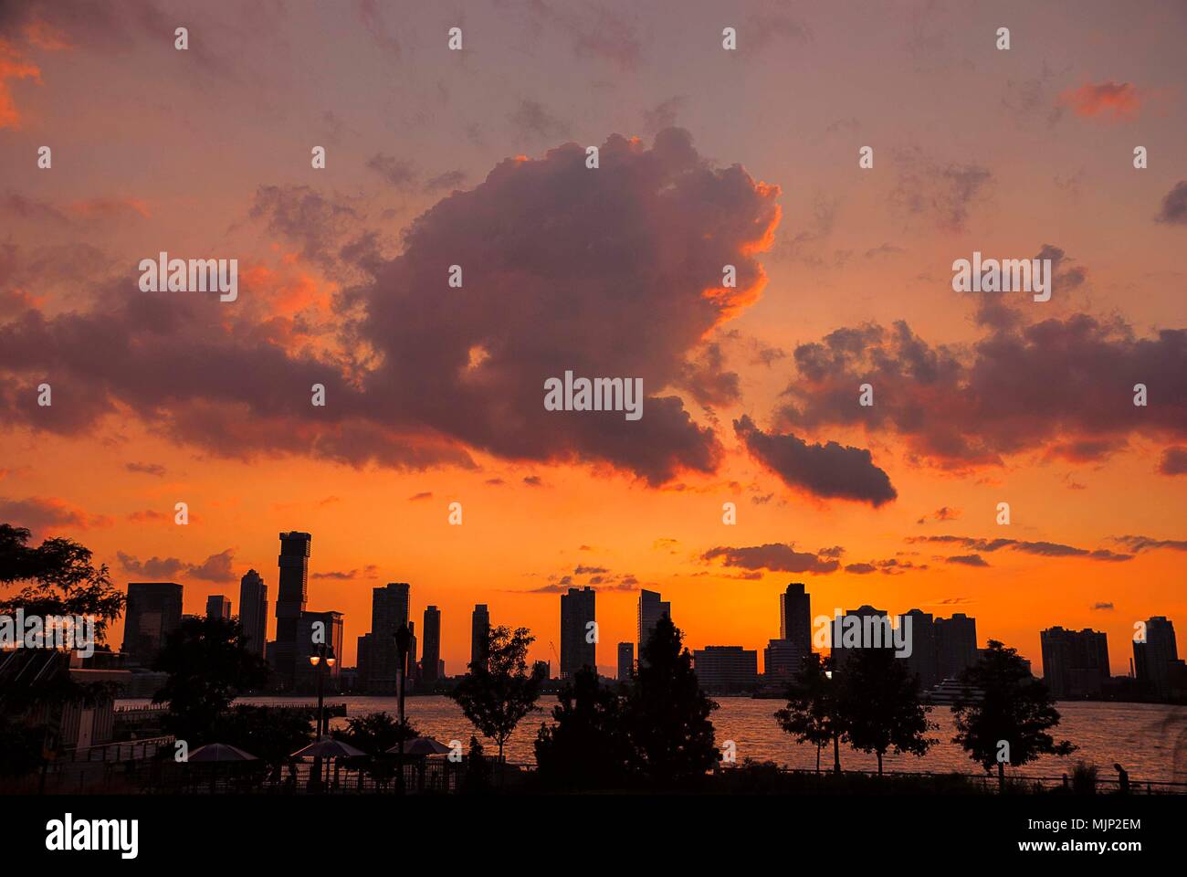 New york skyline sunrise red hi-res stock photography and images - Alamy