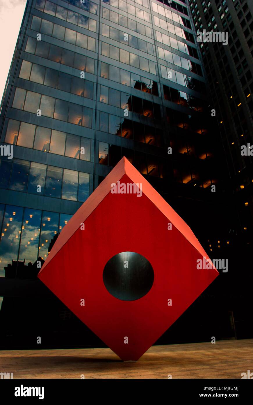 Isamu Noguchi's Red Cube in front of 140 Broadway in Lower Manhattan, New York Stock Photo