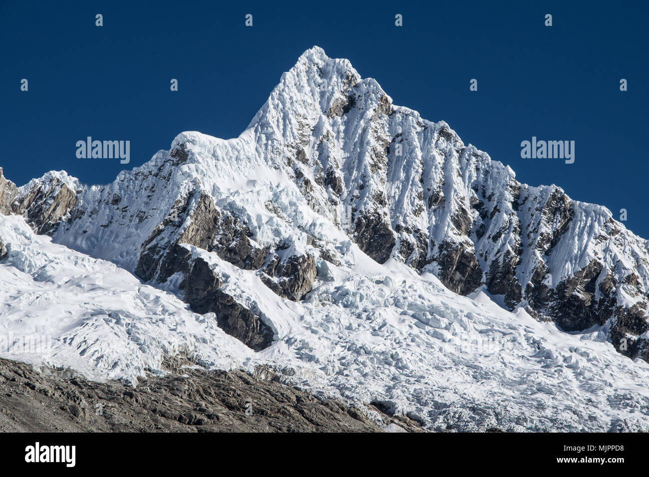Alpamayo hi-res stock photography and images - Alamy