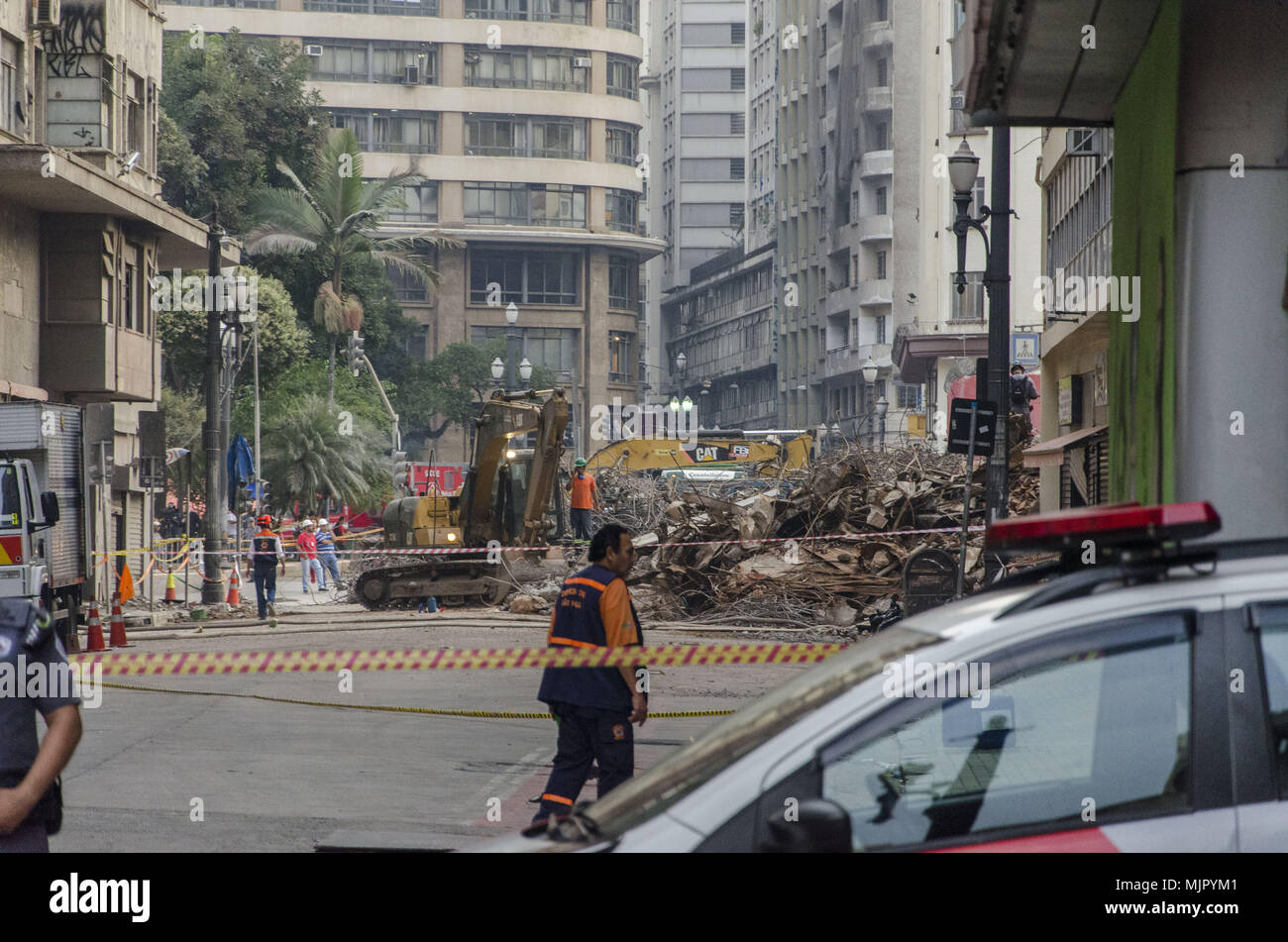 Sao Paulo, Brazil, 5 May 2018. Five days after the fire, cleaning is on-going on the smoking debris from the collapse of a building in Central Sao Paulo Credit: LynxDaemon/Alamy Live News Stock Photo