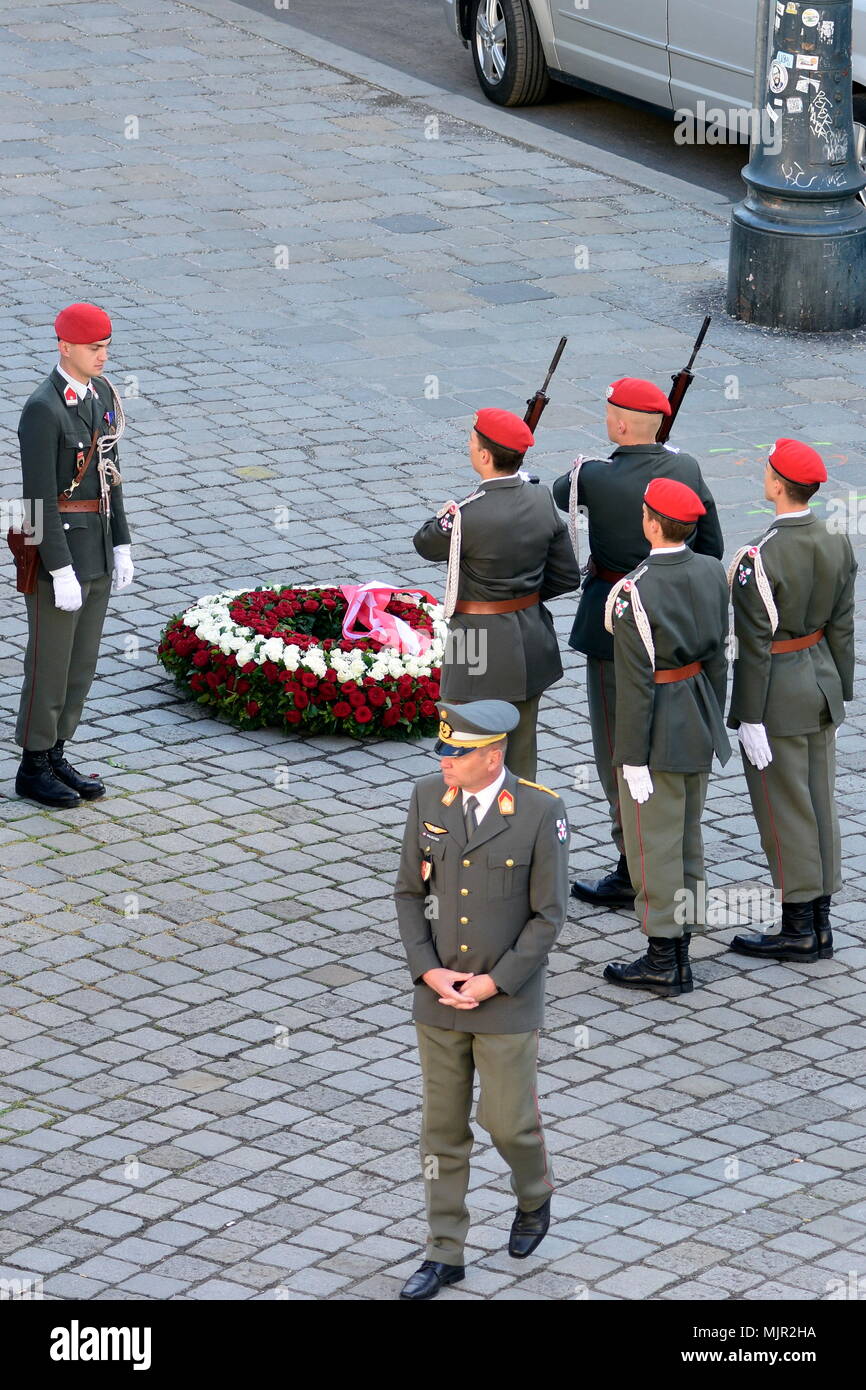 Vienna, Austria. 06. May 2018. To commemorate the victims of National Socialism. Pictures show Guard soldiers of the Austrian Armed Forces set down a wreath in front of the monument against war and fascism. Credit: Franz Perc / Alamy Live News Stock Photo