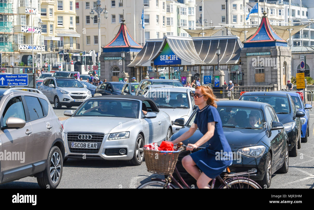 Brighton UK 6th May 2018  -  Traffic jams along Brighton seafront as visitors flock to the south coast in the hot sunny weather with temperatures expected to reach the high 20s Credit: Simon Dack/Alamy Live News Stock Photo