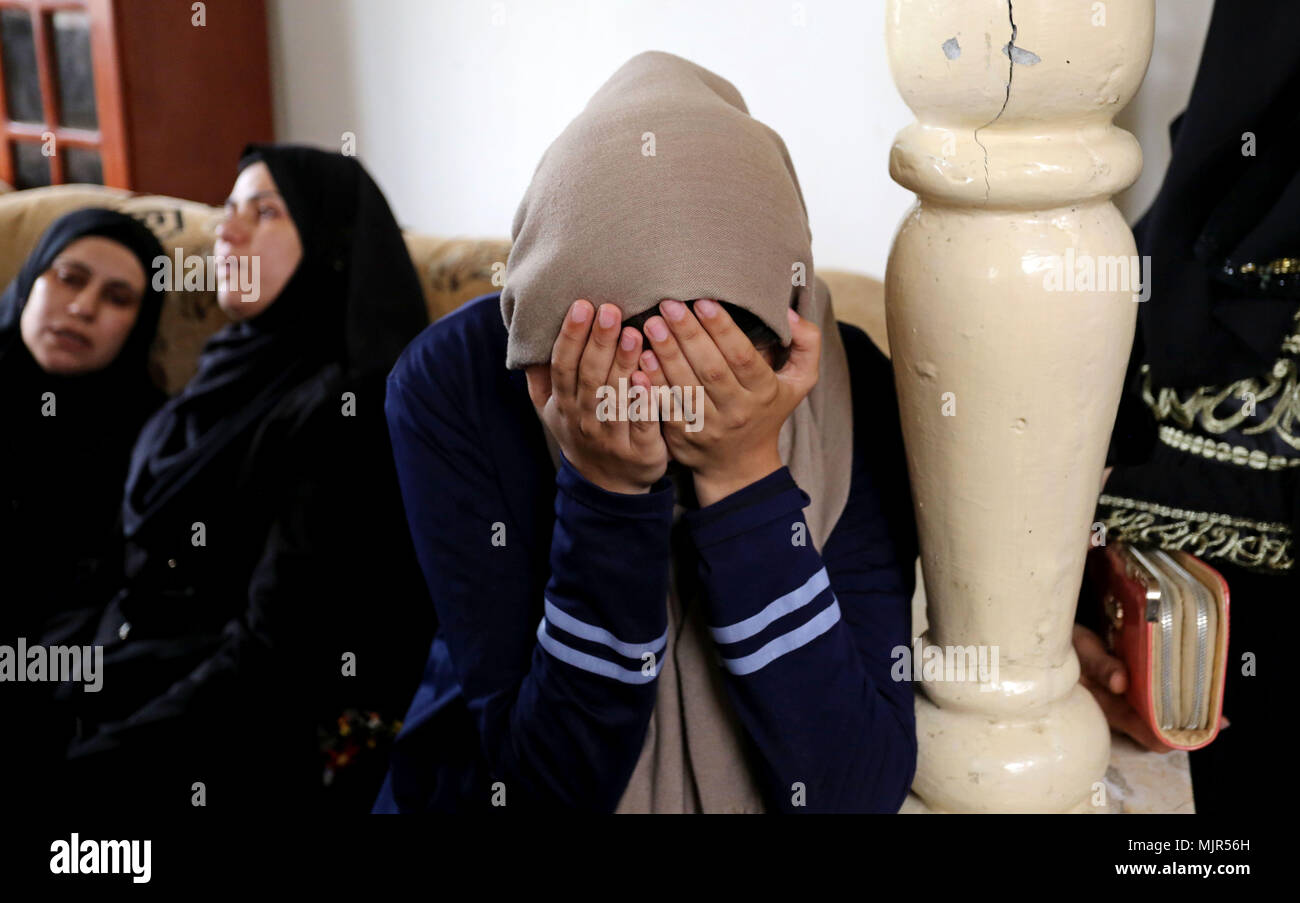 May 6, 2018 - Deir Al-Balah, Gaza Strip, Palestinian Territory - Palestinian women mourn during the funeral of one of their relatives, one of six members of Ezzedine al-Qassam Brigades, the armed wing of the Palestinian Hamas movement who were killed in an unexplained explosion the night before, in Deir al-Balah in the central Gaza strip on May 6, 2018. Gaza's health ministry confirmed six people were killed and three others wounded in what residents said appeared to be an accidental explosion in the Az-Zawayda area of the central Gaza Strip. Al-Qassam Brigades blamed Israel for the explosion Stock Photo