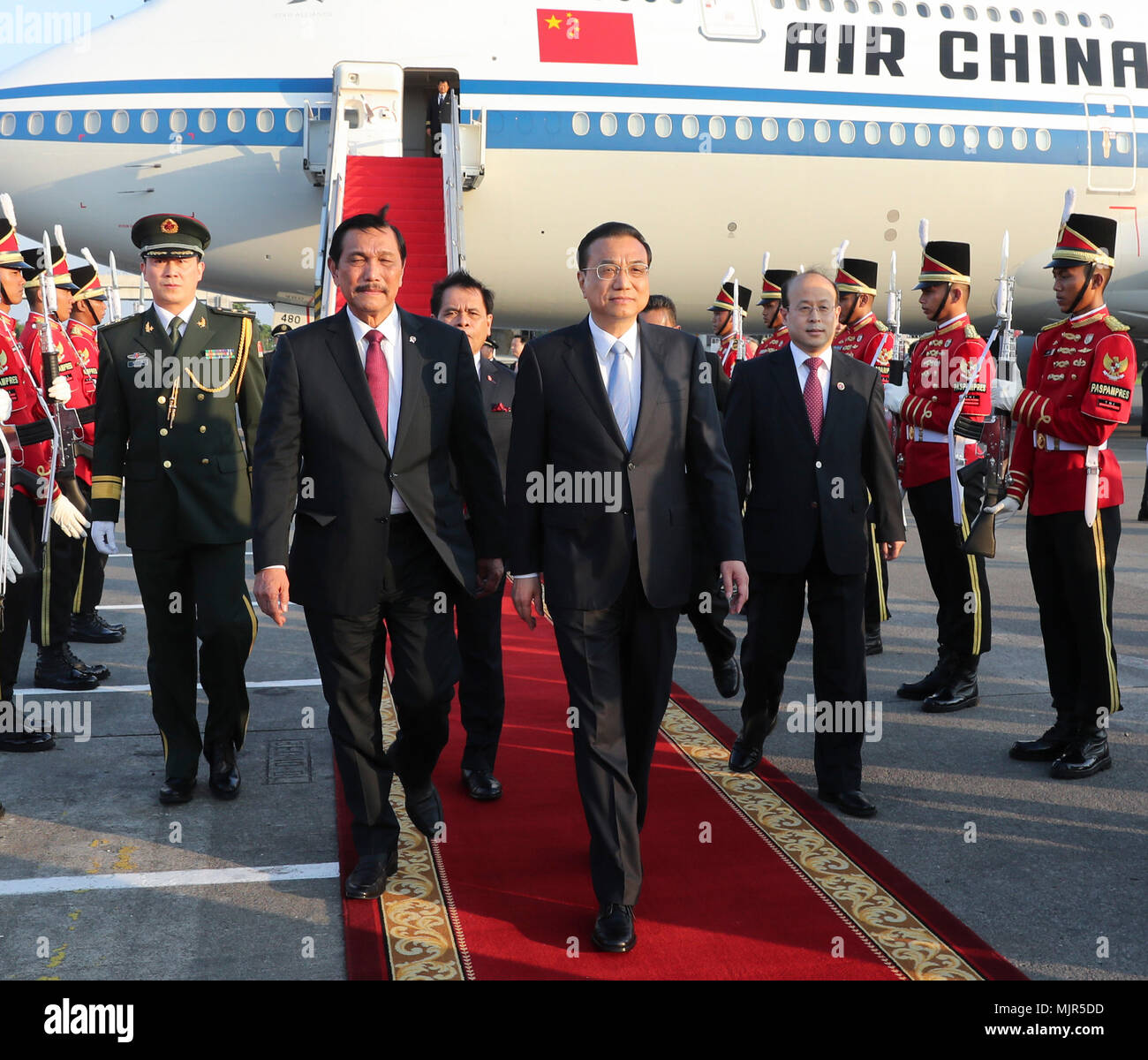 Jakarta. 6th May, 2018. Chinese Premier Li Keqiang arrives in Jakarta, Indonesia, May 6, 2018, for an official visit to the country. Credit: Pang Xinglei/Xinhua/Alamy Live News Stock Photo