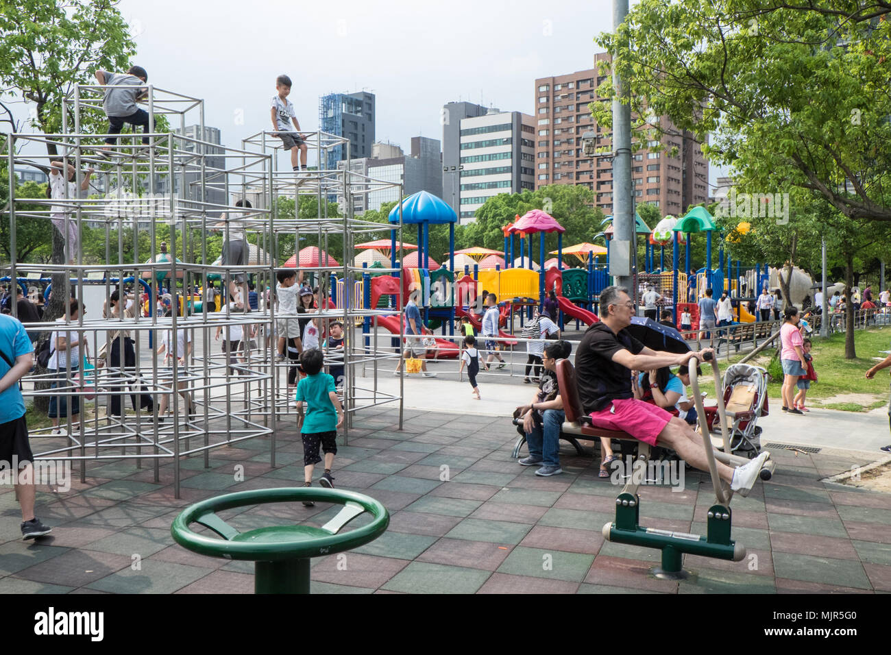 Taiwan, weather,: Hottest, day, of, the, year.Summer, has, arrived, in,  the, capital, Taipei, where, folks, young, and, old, gathered, at,  centrally, located, Daan Park. Temperatures, reached, 34 degrees. Credit:  Paul Quayle/Alamy Live