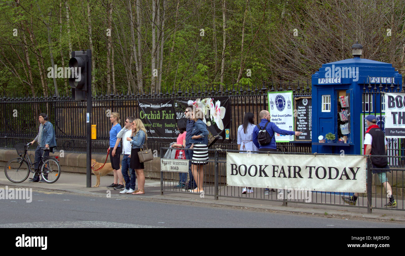 Glasgow, Scotland, UK 6th May. UK Weather :tardis dr who coffee kiosk Sunny summer weather finally reaches the city for the Bank Holiday weekend. Locals and tourists enjoy the sun in the Botanic Gardens, the botanics, in the plush west end. Gerard Ferry/Alamy news Stock Photo