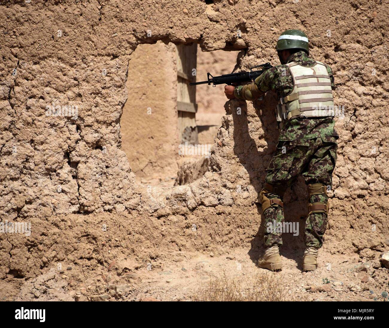 Tirin Kot, Afghanistan. 5th May, 2018. An Afghan security force member takes part in a military operation in Tirin Kot, capital of Uruzgan province, Afghanistan, May 5, 2018. Credit: Sanaullah Seiam/Xinhua/Alamy Live News Stock Photo