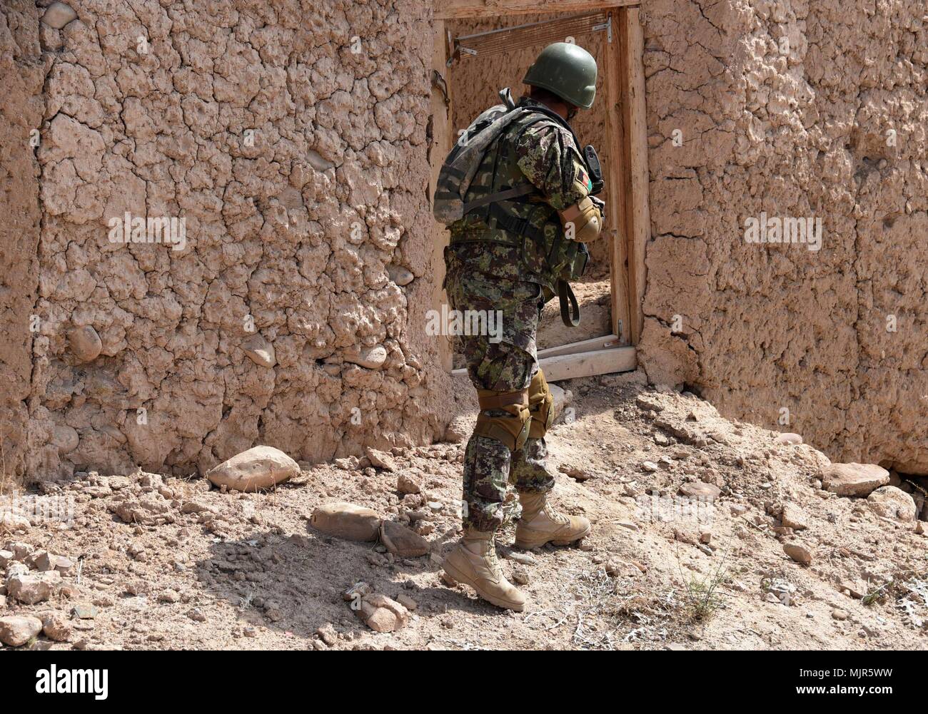 Tirin Kot, Afghanistan. 5th May, 2018. An Afghan security force member takes part in a military operation in Tirin Kot, capital of Uruzgan province, Afghanistan, May 5, 2018. Credit: Sanaullah Seiam/Xinhua/Alamy Live News Stock Photo