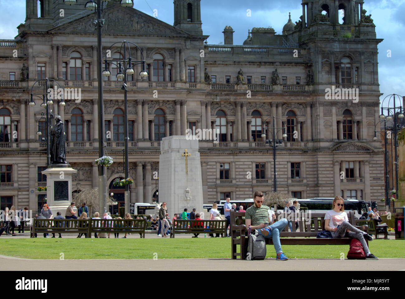 Glasgow, Scotland, UK 6th May. UK Weather : Sunny summer weather finally reaches the city for the Bank Holiday weekend. Locals and tourists enjoy the sun in the George Square the civic heart of the town. Gerard Ferry/Alamy news Stock Photo