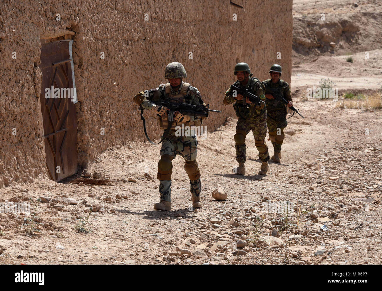 Tirin Kot, Afghanistan. 5th May, 2018. Afghan security force members take part in a military operation in Tirin Kot, capital of Uruzgan province, Afghanistan, May 5, 2018. Credit: Sanaullah Seiam/Xinhua/Alamy Live News Stock Photo