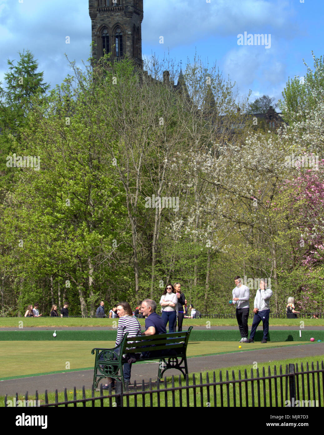 Glasgow, Scotland, UK 6th May. UK Weather : Sunny summer weather finally reaches the city for the Bank Holiday weekend. Locals and tourists enjoy the sun in Kelvingrove Park Kelvingrove Lawn Bowls and Tennis Centre in the plush west end of the town. Gerard Ferry/Alamy news Stock Photo