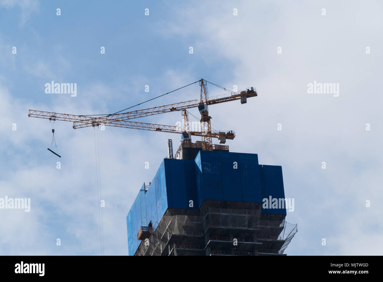 building a crane skyscraper Stock Photo Alamy