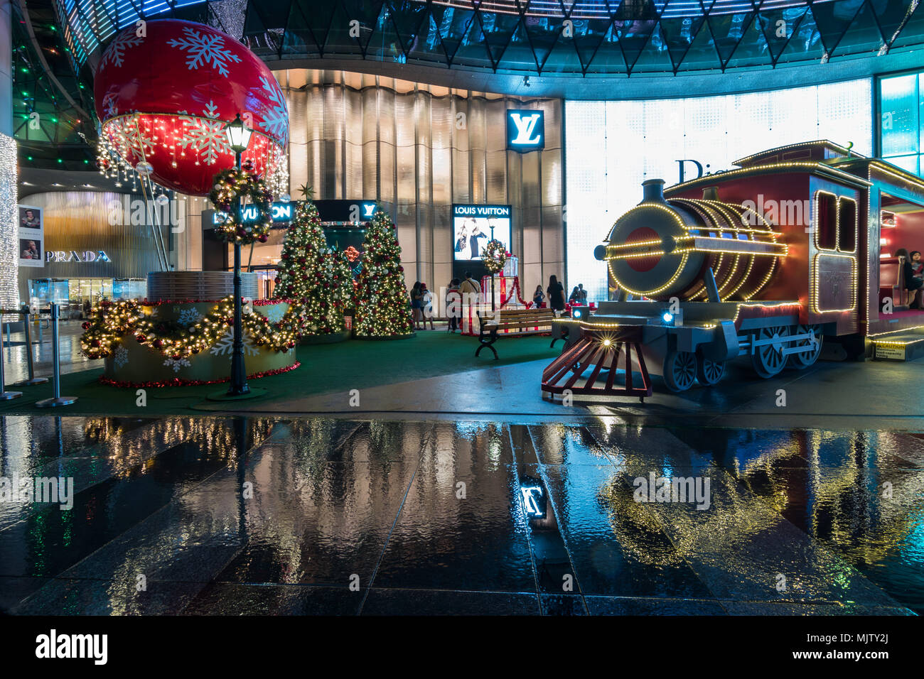 Shopping malls singapore hi-res stock photography and images - Alamy