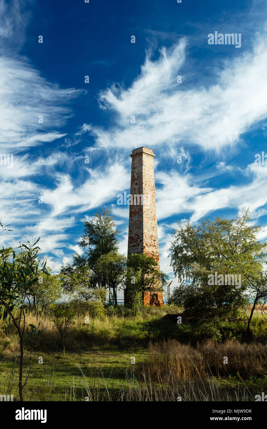 Georgetown, Queensland, Australia. Dramatic cirrus clouds over the old chimney at the Cumberland Gold mine near Georgetown on the Savannah Way. Stock Photo