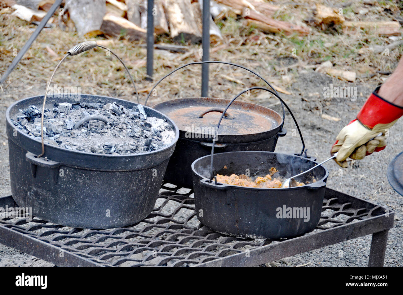 https://c8.alamy.com/comp/MJXA51/camp-oven-cooking-in-the-out-back-MJXA51.jpg