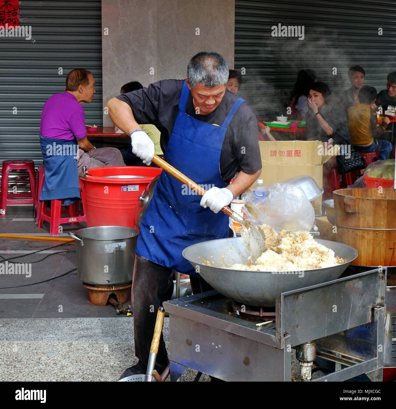 https://c8.alamy.com/comp/MJXCGC/kaohsiung-taiwan-february-17-2018-a-man-at-an-outdoor-food-stall-cooks-fried-rice-in-a-large-wok-MJXCGC.jpg