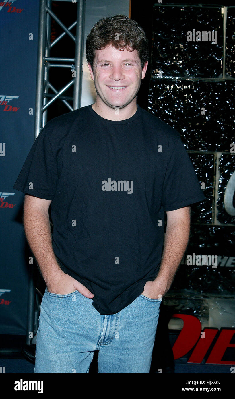 Sean Astin arriving at the premiere of 'Die Another Day' at the Shrine Auditorium in Los Angeles. November 11, 2002.           -            AstinSean37.jpgAstinSean37  Event in Hollywood Life - California,  Red Carpet Event, Vertical, USA, Film Industry, Celebrities,  Photography, Bestof, Arts Culture and Entertainment, Topix Celebrities fashion /  from the Red Carpet-, one person, Vertical, Best of, Hollywood Life, Event in Hollywood Life - California,  Red Carpet and backstage, USA, Film Industry, Celebrities,  movie celebrities, TV celebrities, Music celebrities, Photography, Bestof, Arts C Stock Photo