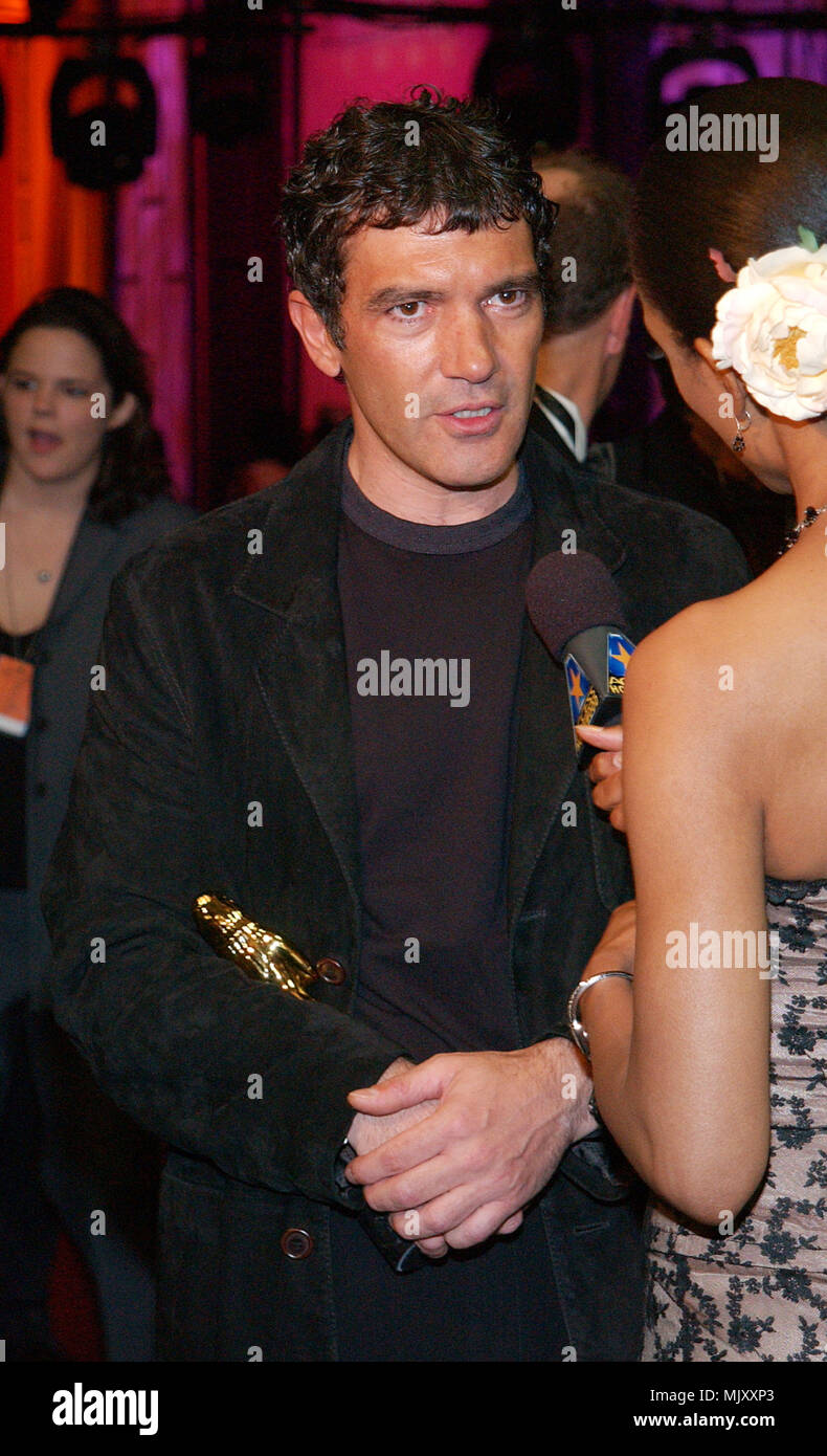 Anthonio Banderas received the Anthony Quinn Awards for Achievement in Motion Pictures at the The Alma Awards -American Latino Media Awards-2002  at the Shrine Auditorium in Los Angeles. May 18, 2002.          -            BanderasAnthonio50.jpgBanderasAnthonio50  Event in Hollywood Life - California,  Red Carpet Event, Vertical, USA, Film Industry, Celebrities,  Photography, Bestof, Arts Culture and Entertainment, Topix Celebrities fashion /  from the Red Carpet-, one person, Vertical, Best of, Hollywood Life, Event in Hollywood Life - California,  Red Carpet and backstage, USA, Film Industry Stock Photo