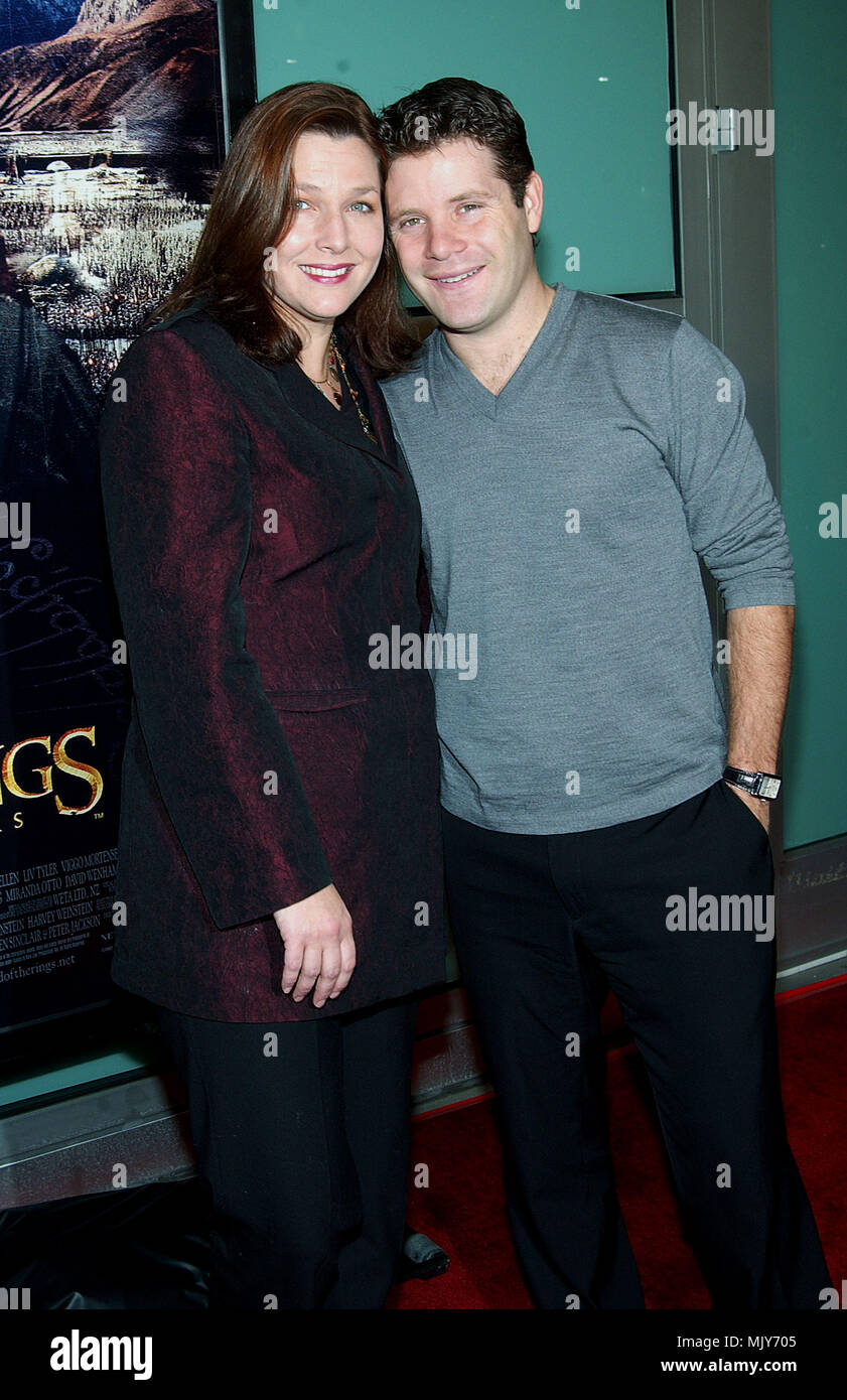 Sean Astin and wife Christine arriving at The premiere of 'The Lord Of The Rings: The Two Towers' at the Cineramadome Theatre in Los Angeles. December 15, 2002.           -            AstinSean Christine32.JPG           -              AstinSean Christine32.JPGAstinSean Christine32  Event in Hollywood Life - California,  Red Carpet Event, Vertical, USA, Film Industry, Celebrities,  Photography, Bestof, Arts Culture and Entertainment, Topix Celebrities fashion /  from the Red Carpet-, Vertical, Best of, Hollywood Life, Event in Hollywood Life - California,  Red Carpet , USA, Film Industry, Celeb Stock Photo