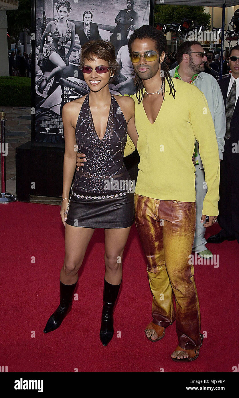 Halle Berry and Eric Benet arriving at The 'Swordfish' premiere at the Westwood Theatre in Los Angeles - June 4, 2001            -            BerryHalle BenetEric01B.JPG           -              BerryHalle BenetEric01B.JPGBerryHalle BenetEric01B  Event in Hollywood Life - California,  Red Carpet Event, Vertical, USA, Film Industry, Celebrities,  Photography, Bestof, Arts Culture and Entertainment, Topix Celebrities fashion /  from the Red Carpet-, Vertical, Best of, Hollywood Life, Event in Hollywood Life - California,  Red Carpet , USA, Film Industry, Celebrities,  movie celebrities, TV celeb Stock Photo