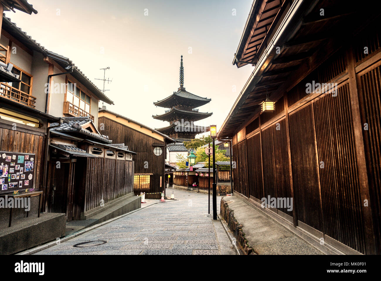 Yasaka pagoda sunset hi-res stock photography and images - Alamy
