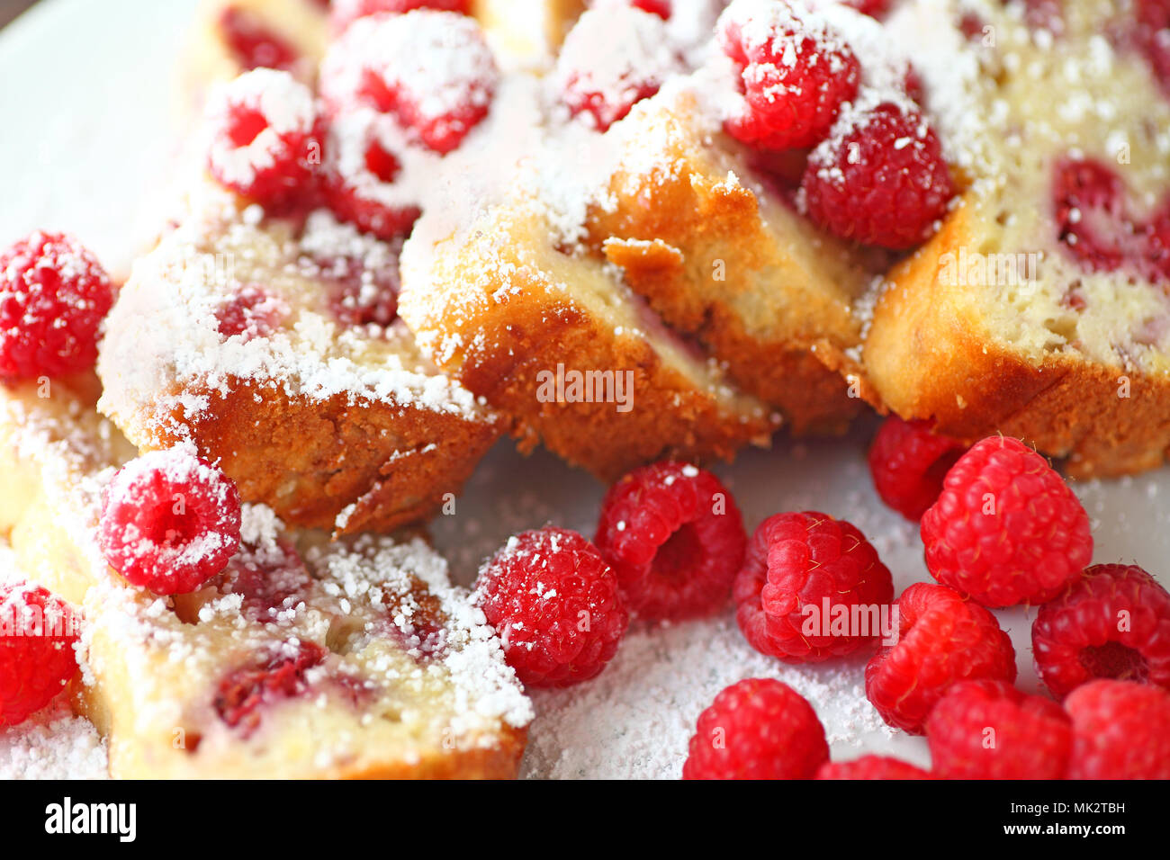 Raspberry cake with fresh berries and powdered sugar Stock Photo - Alamy