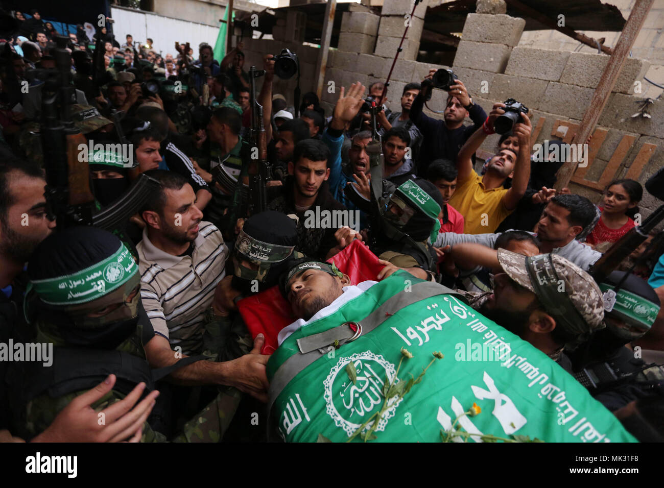 Khan Younis, Gaza Strip, Palestinian Territory. 6th May, 2018. Mourners ...